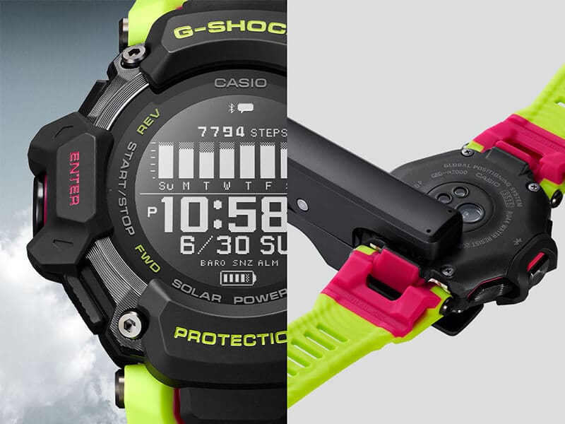 Links: Close-up van het display van het Casio G-Squad GBD-H2000-1A9 zonnehorloge met stappenteller weekoverzicht, rechts: de achterkant van het horloge met gedockte oplader