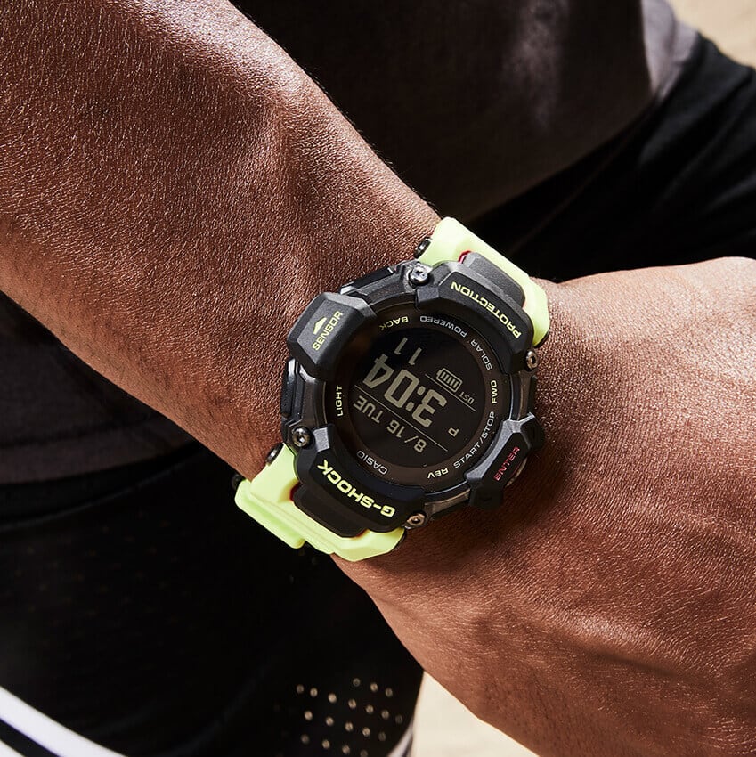 Close-up van een pols die de Casio G-Squad GBD-H2000-1A9 draagt