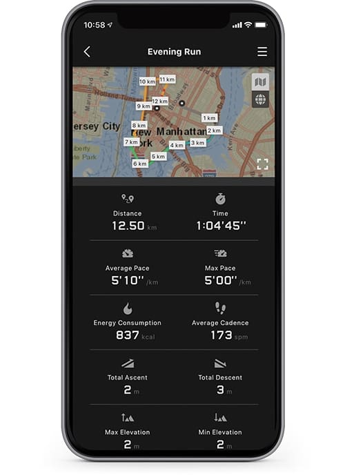 Een smartphone toont onder andere een kaart van de route, de gelopen stappen en kilometers en de verbrande calorieën in de app