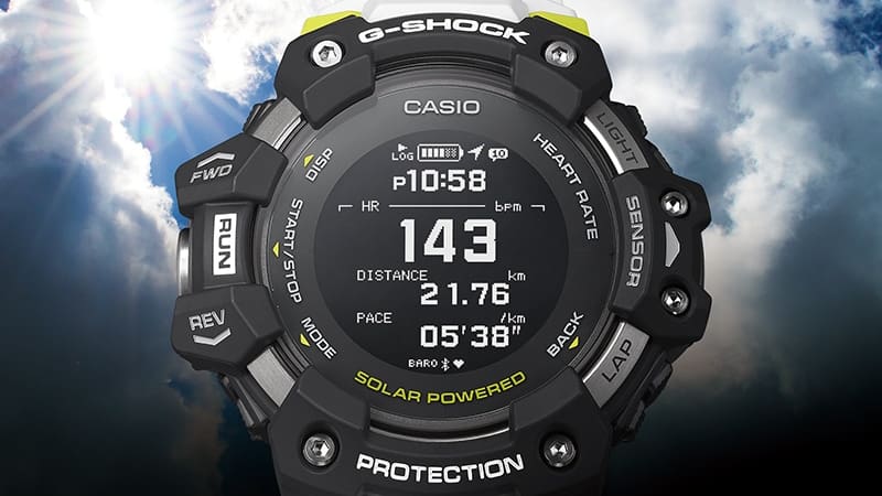 Het display van het GBD-H1000 zonnehorloge voor een bewolkte hemel