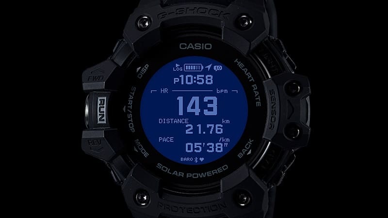 Het display van het GBD-H1000 polshorloge in het donker met verlicht display