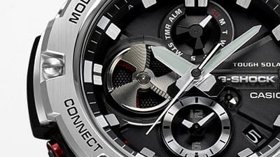 Close-up van de draaiende schijf in de wijzerplaat van een Casio G-Shock GST-B100 chronograaf