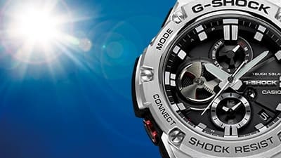 Een Casio G-Shock GST-B100 zonnehorloge voor een felblauwe lucht