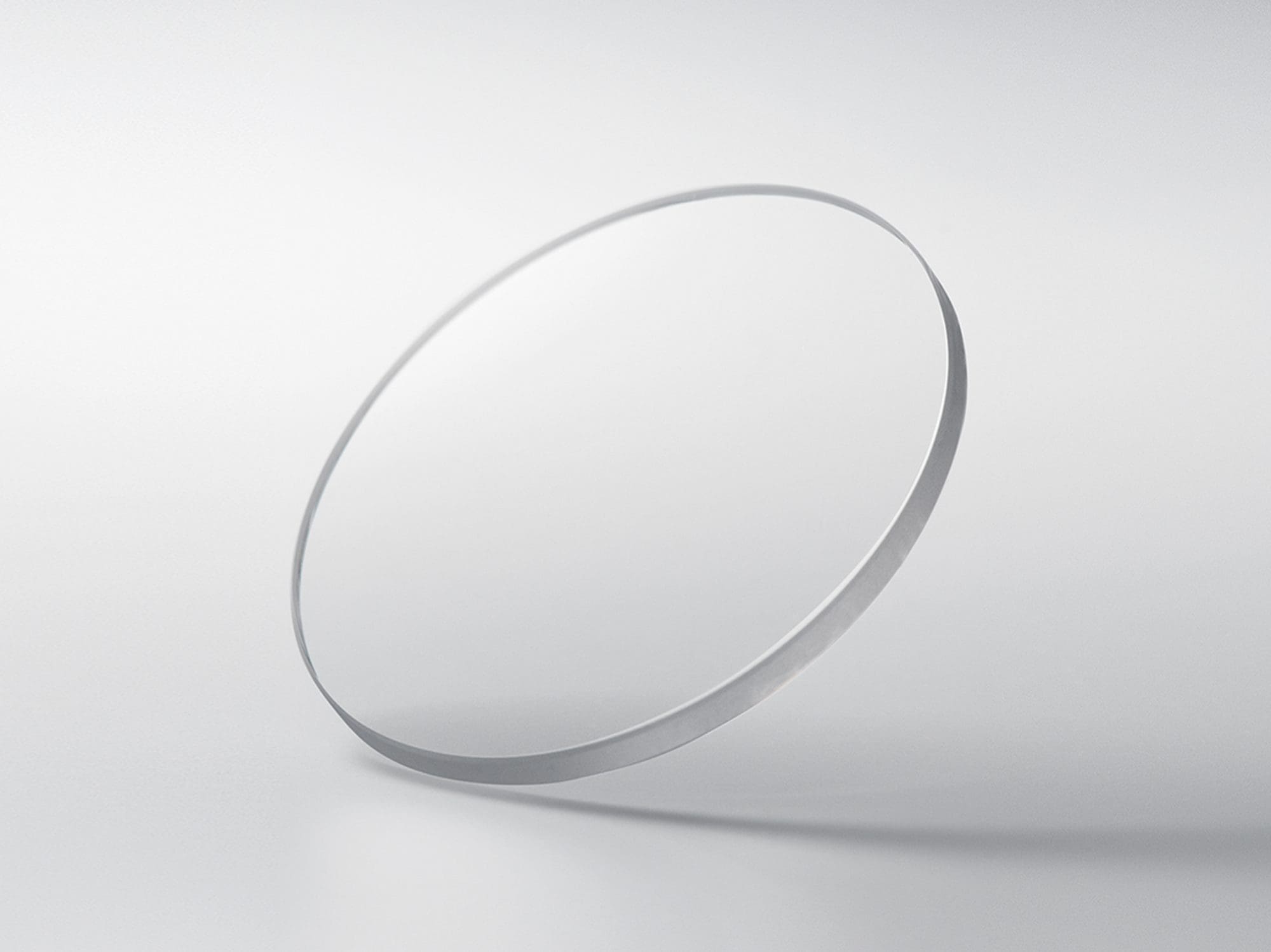 Transparant saffierglas van het GWR-B3000-horloge weergegeven tegen een witte, strakke achtergrond.