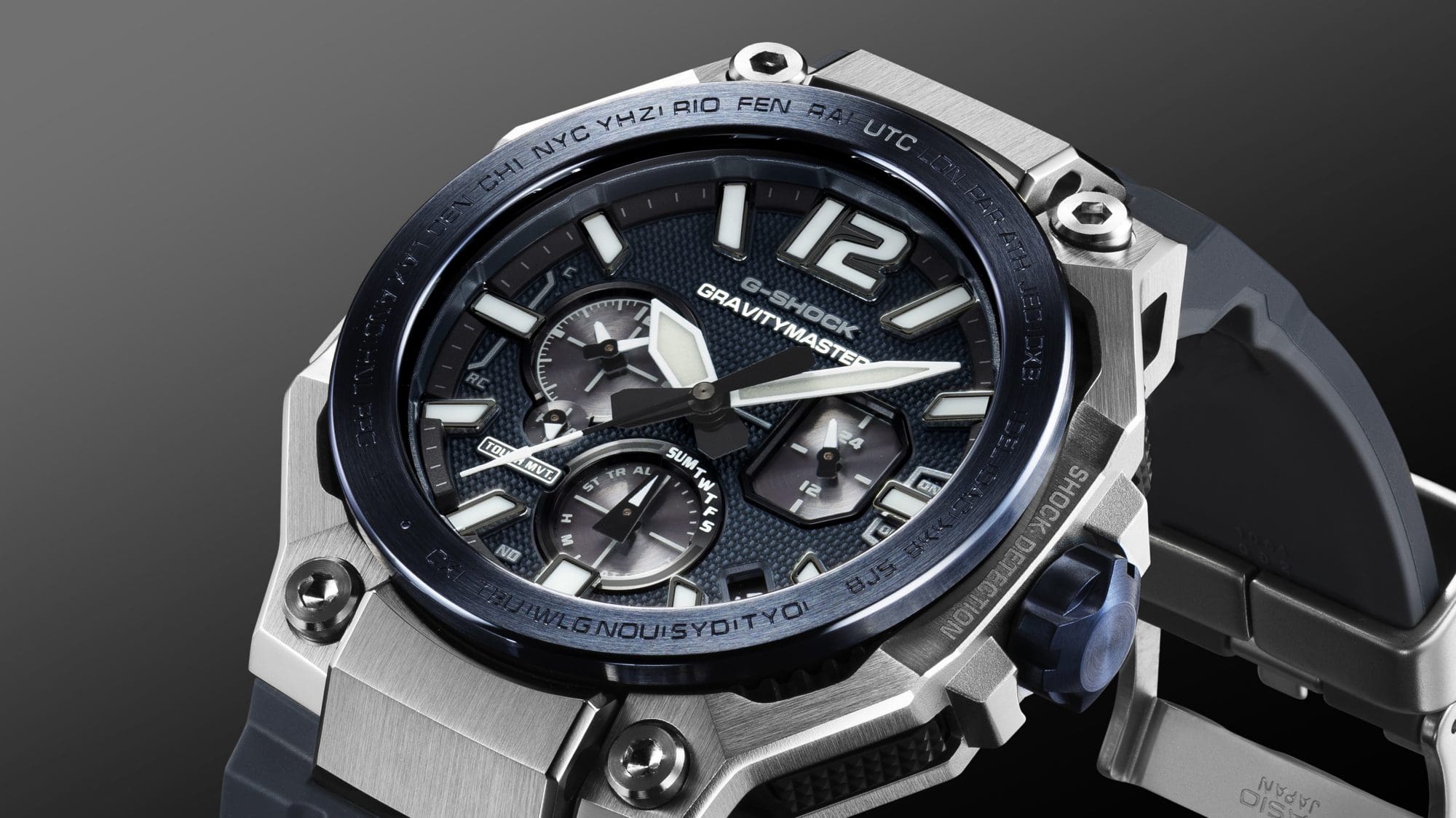 Close-up vanuit een schuine hoek van een zilver-blauw G-SHOCK Gravitymaster GWR-B3000-horloge, waarbij de gestructureerde wijzerplaat met meerdere subdials en de duurzame harsband worden benadrukt.