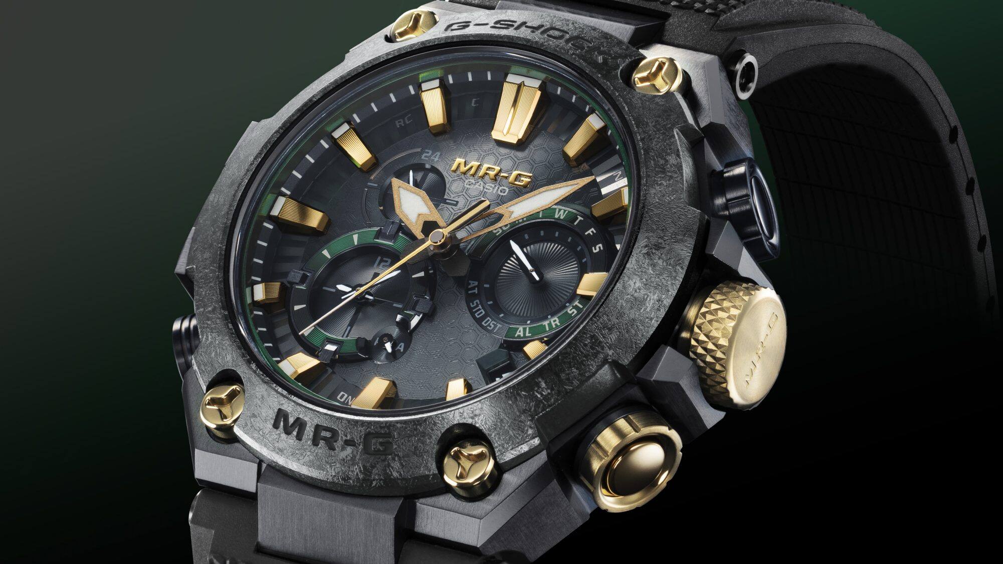 Close-up van de MRG Kurogane bezel met donkergroene details en goudkleurige indexen en wijzers.
