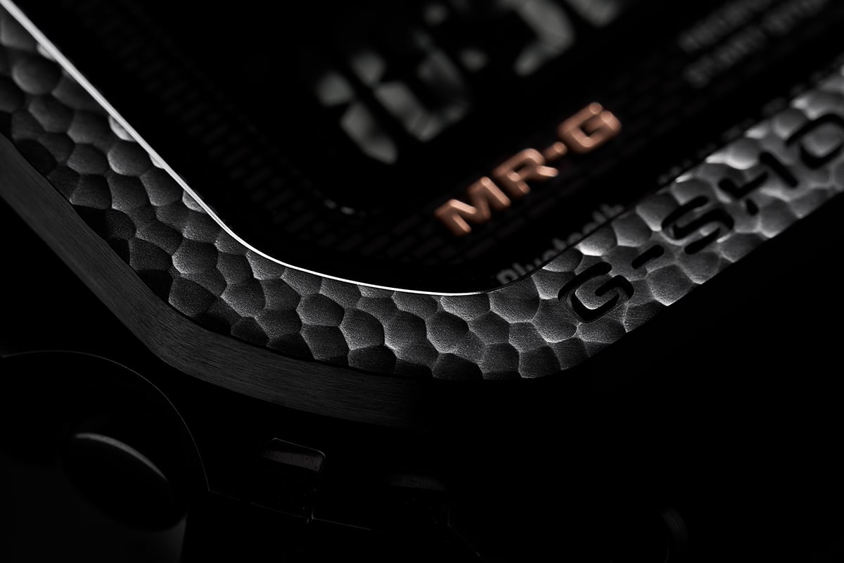 Close-up van de MRG-B5000HT-1-bezel met een reliëfpatroon door middel van een hamertechniek.