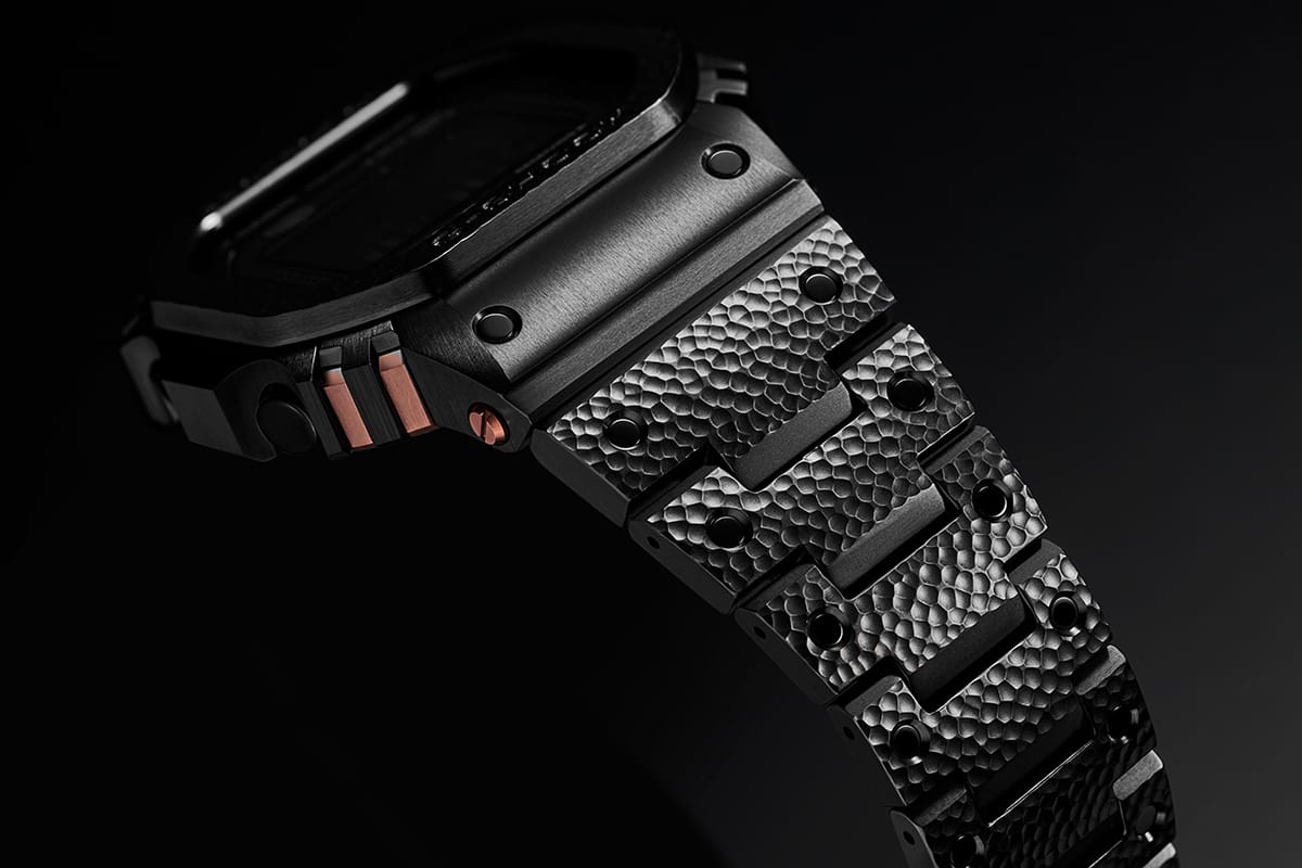 Close-up van de MRG-B5000HT-1-armband met een patroon door middel van hameren.