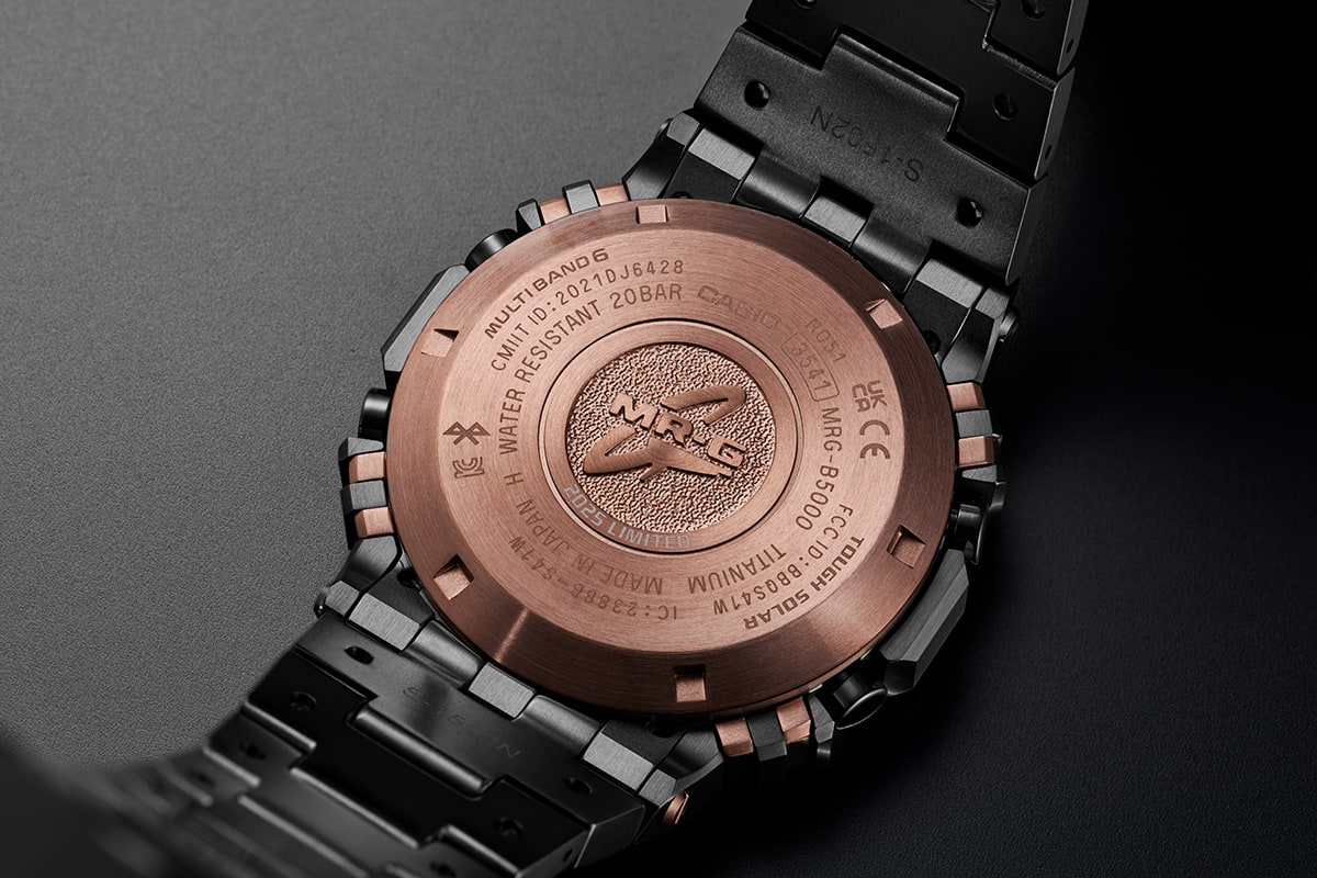 MRG-B5000HT-1-achterkant in roségoud van titanium met het MR-G-logo gegraveerd.