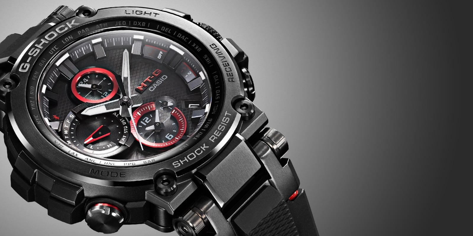 Close up van de zwarte MTG-B1000 chronograaf met rode details