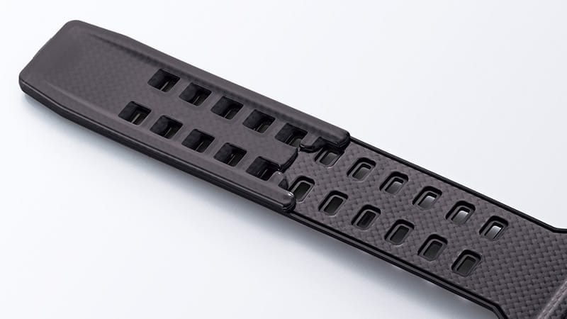 Pulseira com inserção de fibra de carbono