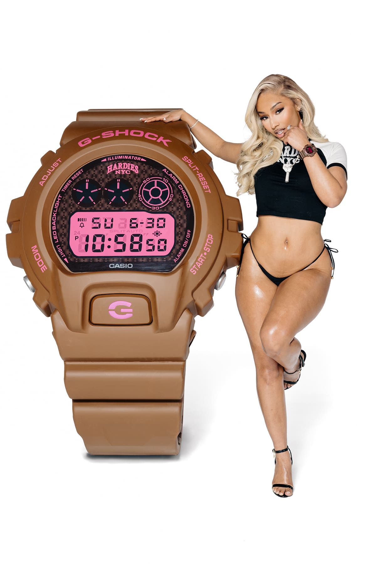 G-SHOCK marrom com visor rosa ao lado do Rubi Rose.