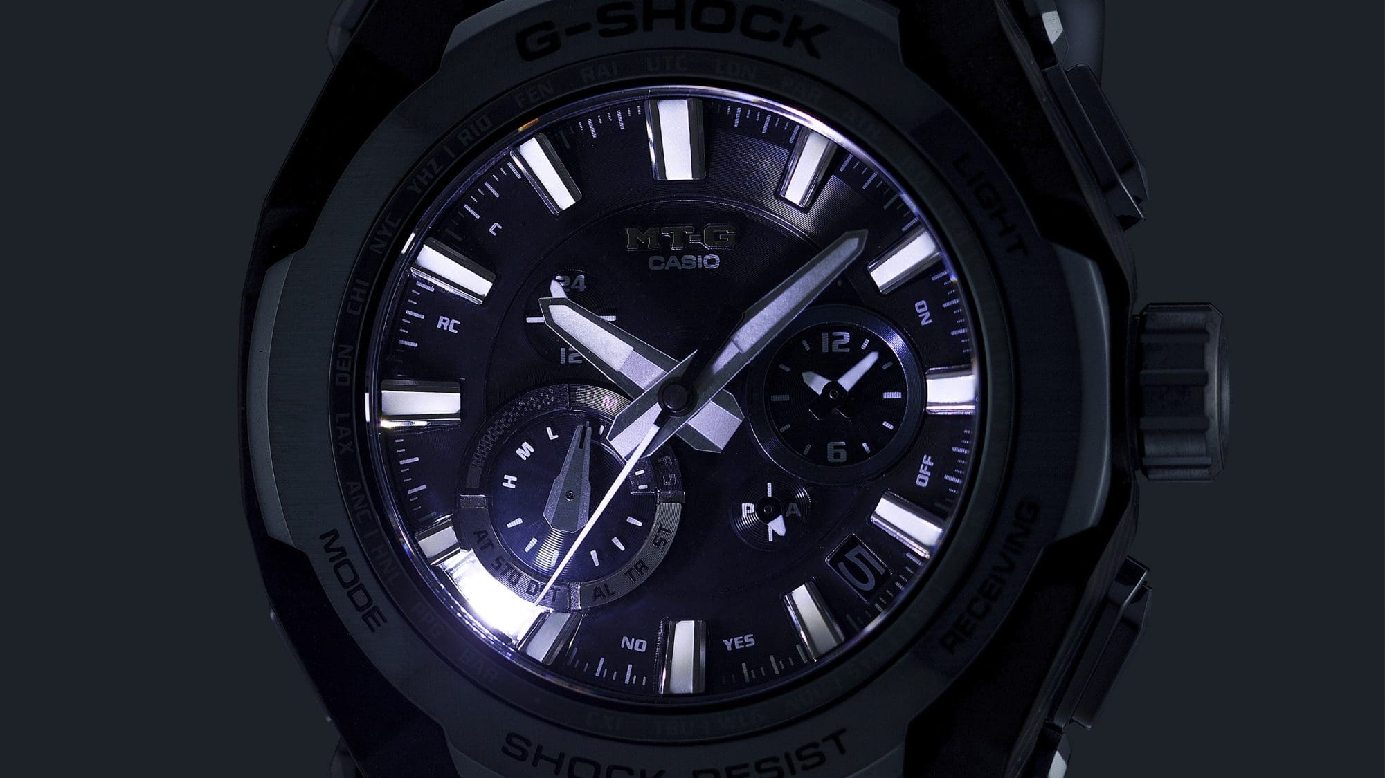 Superiluminador (luz de LED de alto brilho) para possibilitar a visualização dos dados do relógio no escuro