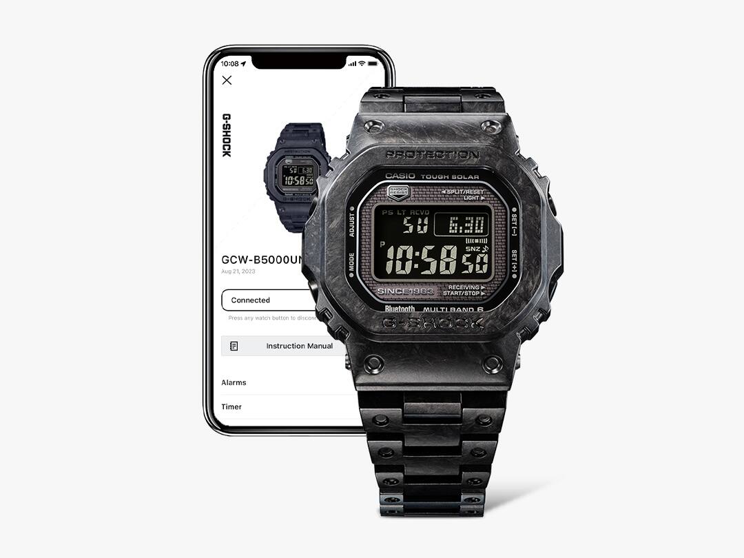 O relógio GCW-B5000UN-1 Bluetooth® em frente a um smartphone com informações sobre o relógio no ecrã