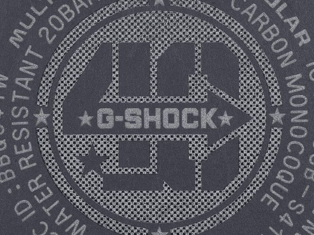 Grande plano do fundo da caixa de um relógio de aniversário GCW-B5000UN com a gravação G-Shock 40 anos
