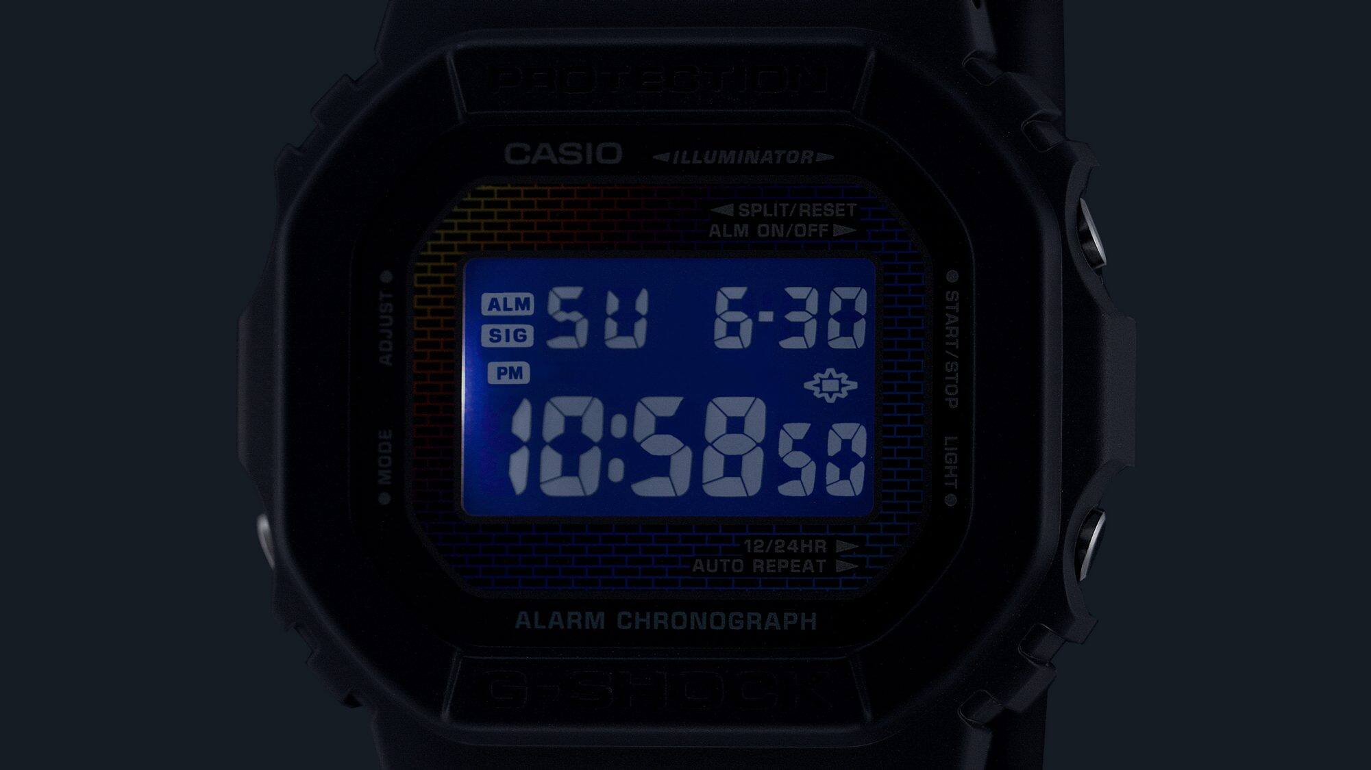 O mostrador iluminado do relógio digital Casio G-Shock DW-5600RW-1 no escuro