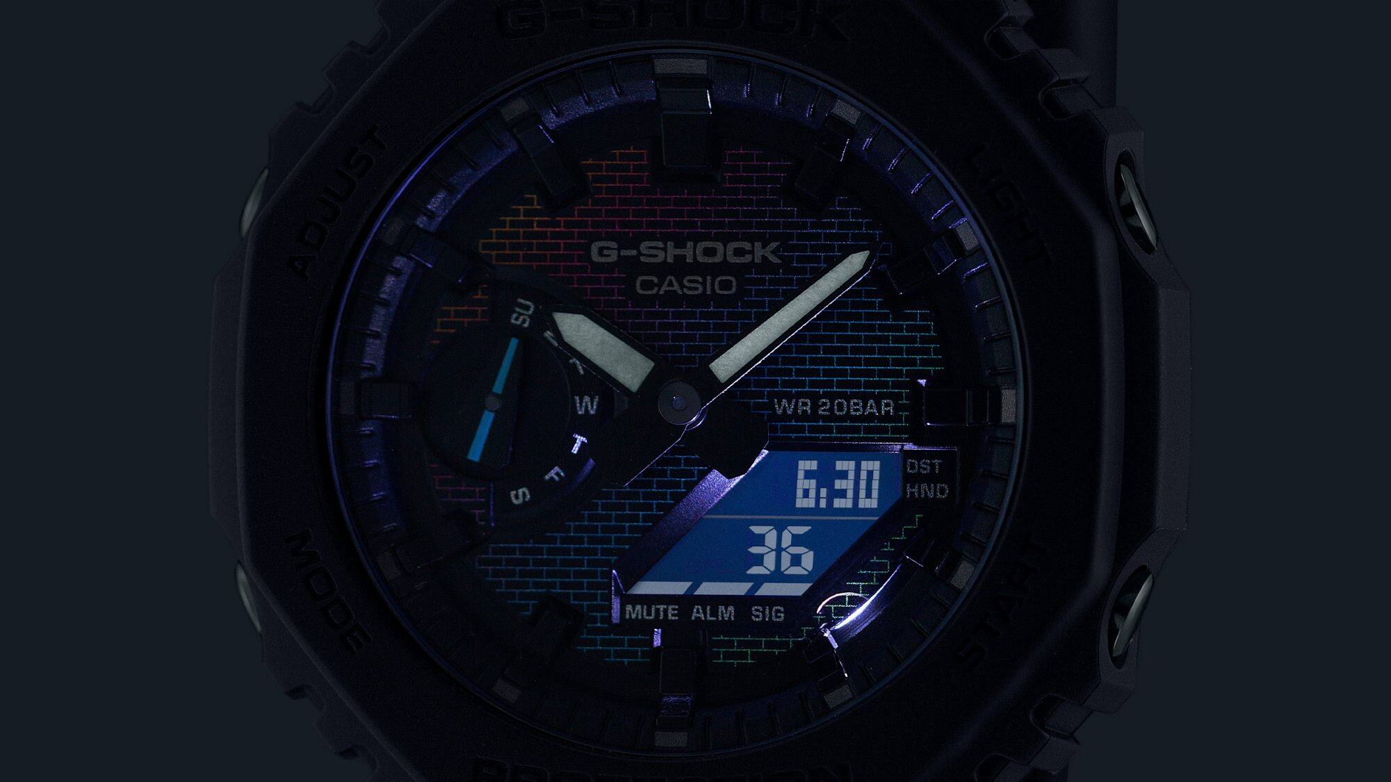 O mostrador iluminado do relógio híbrido Casio G-Shock GA-2100RW-1A no escuro