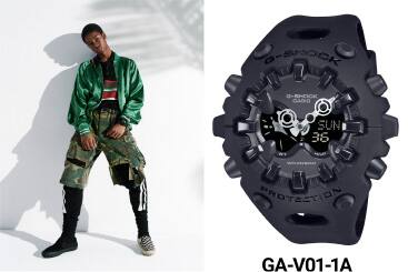 O relógio de pulso GA-V01 preto, ao lado de uma pessoa que usa o relógio, posando com um casaco de cetim verde e calças de camuflagem