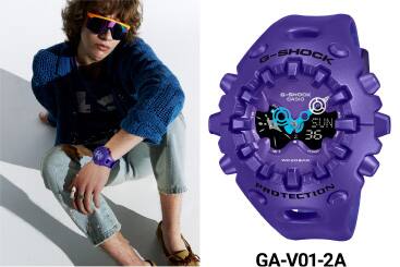 Imagem do produto do relógio de pulso GA-V01 roxo da G-SHOCK ao lado de uma pessoa que usa o relógio de caixa grande e óculos de sol, sentada casualmente.