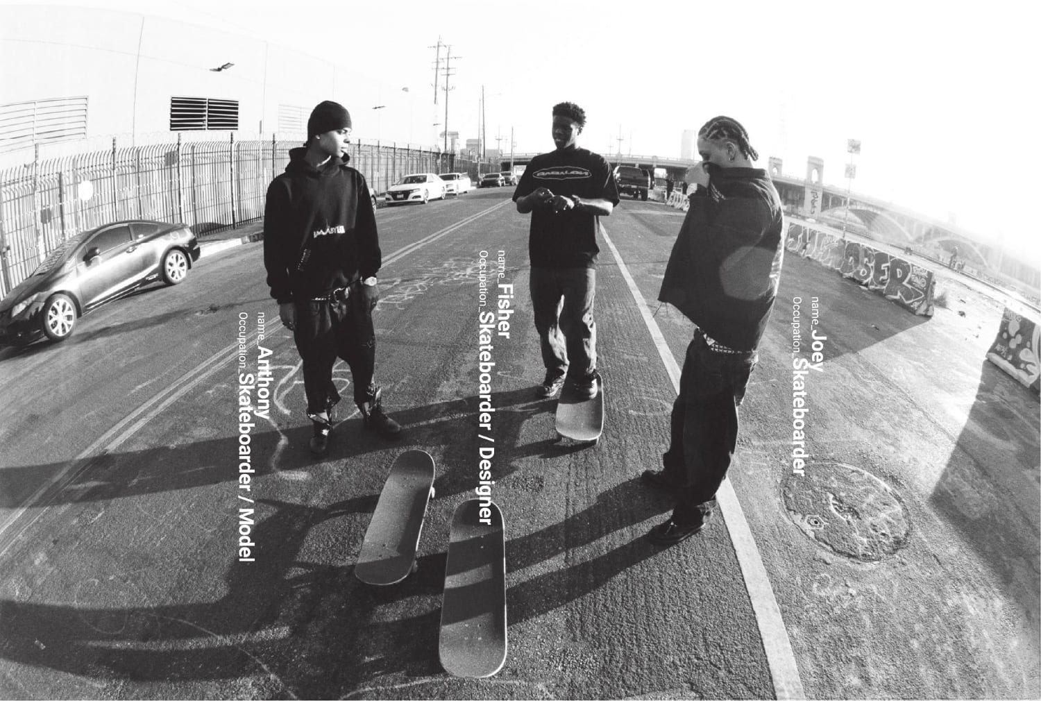 Fotografia a preto e branco de três skaters numa rua. O texto acrescenta os nomes e as ocupações das pessoas à imagem. Esquerda: Anthony, skateboarder/modelo; centro: Fisher, skateboarder/designer; direita: Joey, skateboarder