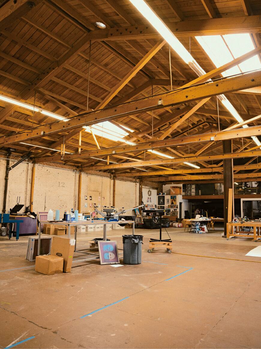 O espaço onde DeWitt cria as suas obras de arte é preenchido