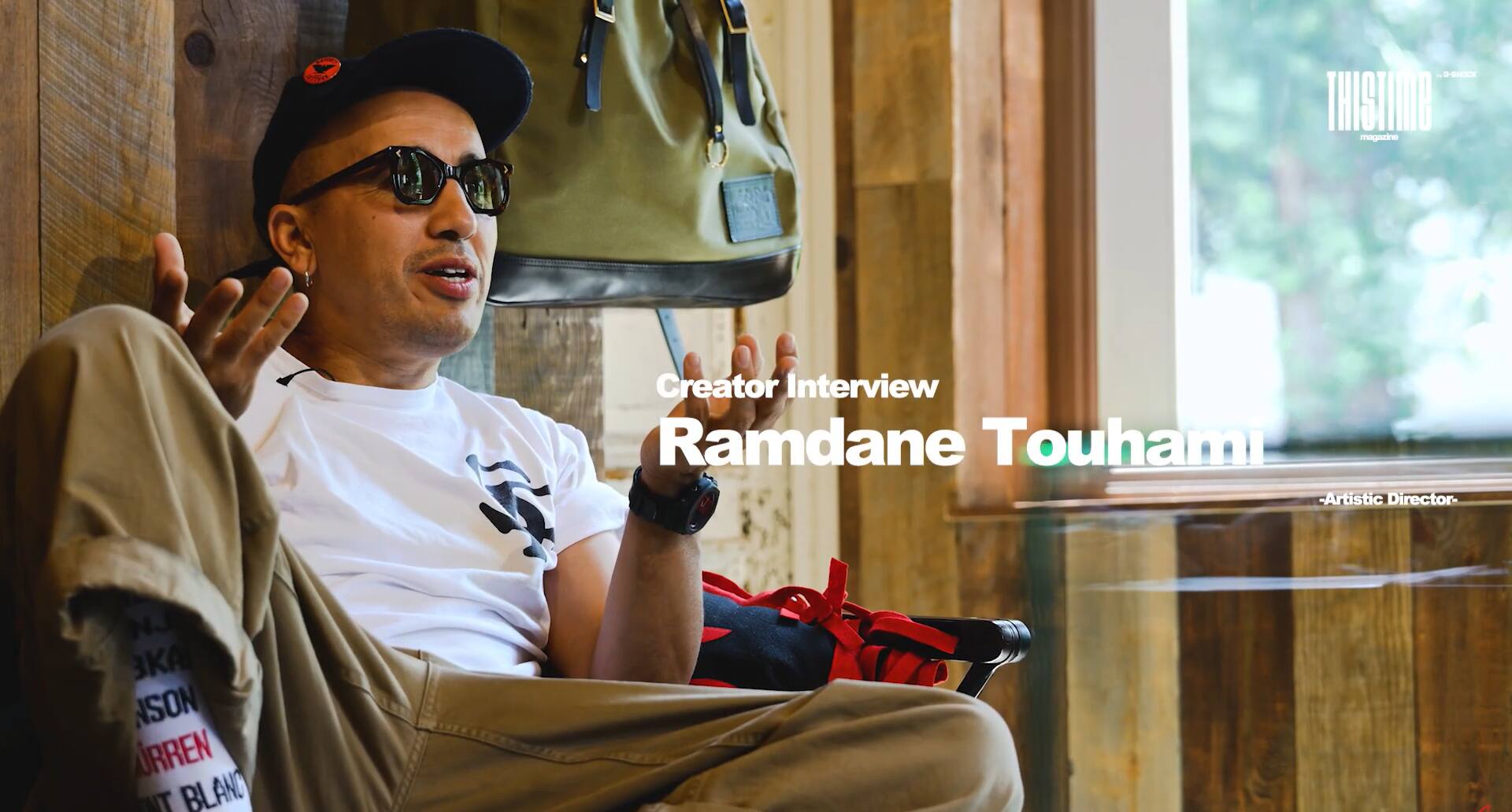 O criador Ramdane Touhami senta-se descontraidamente numa cadeira, contando a sua história. A imagem remete para a entrevista no YouTube.