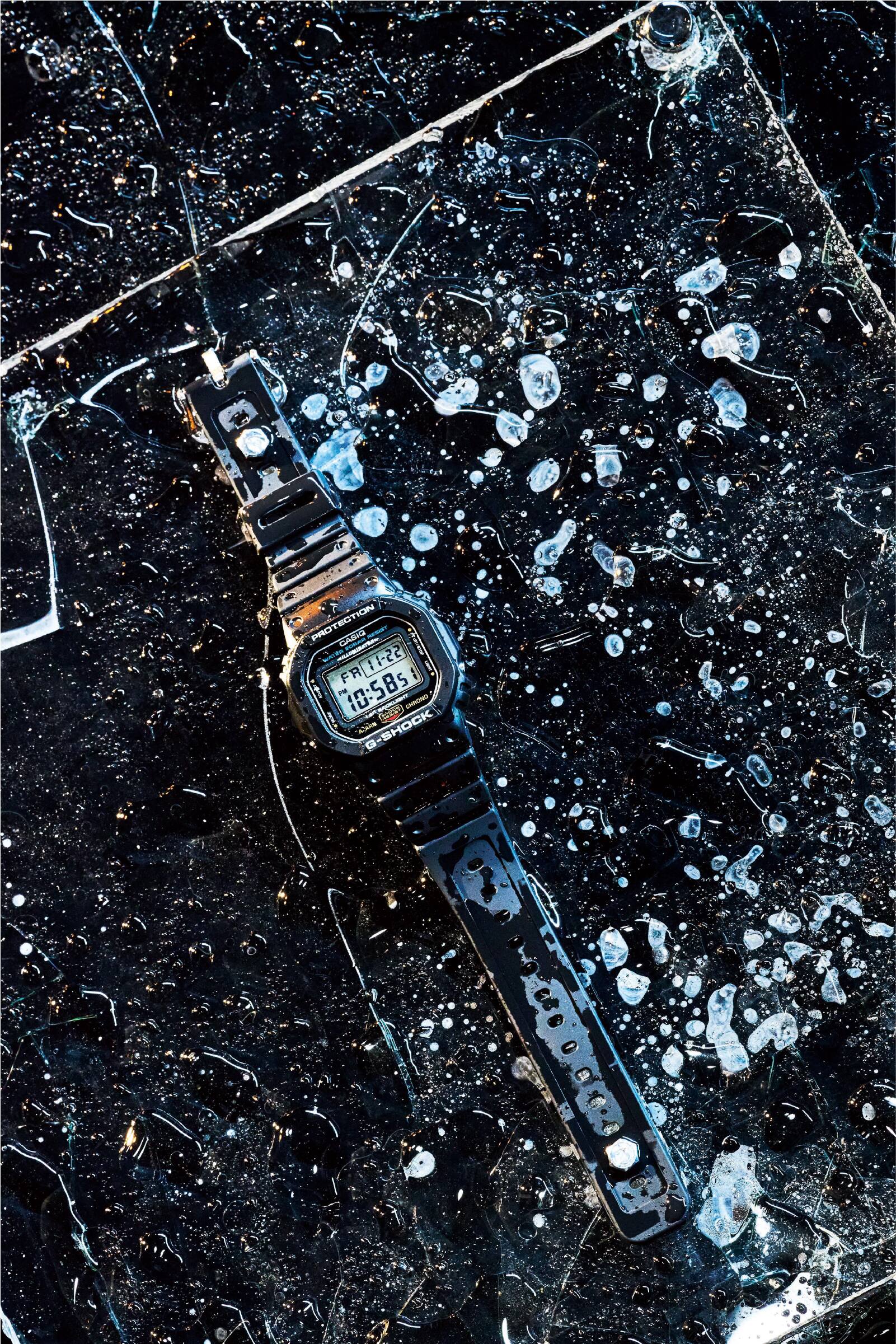 Grande plano do relógio CASIO G-Shock intacto e a funcionar após o camião Deco-Tora ter passado por cima dele.
