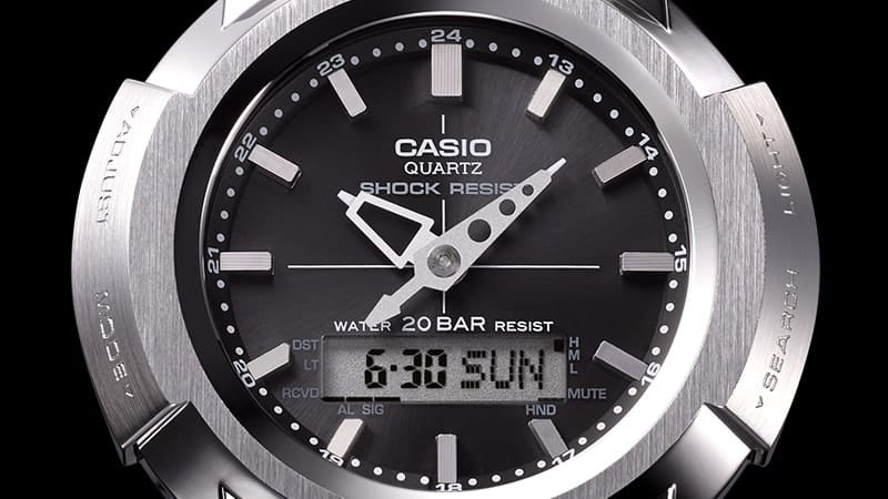 Grande plano de um relógio de pulso Casio G-Shock AW-500 com caixa em metal prateado e mostrador preto