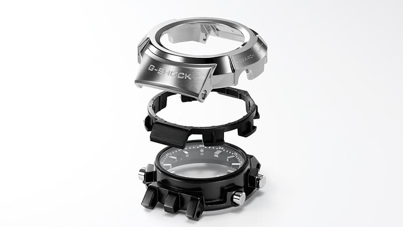 Três componentes da caixa do relógio G-Shock AW-500 totalmente em metal apresentados individualmente uns em cima dos outros