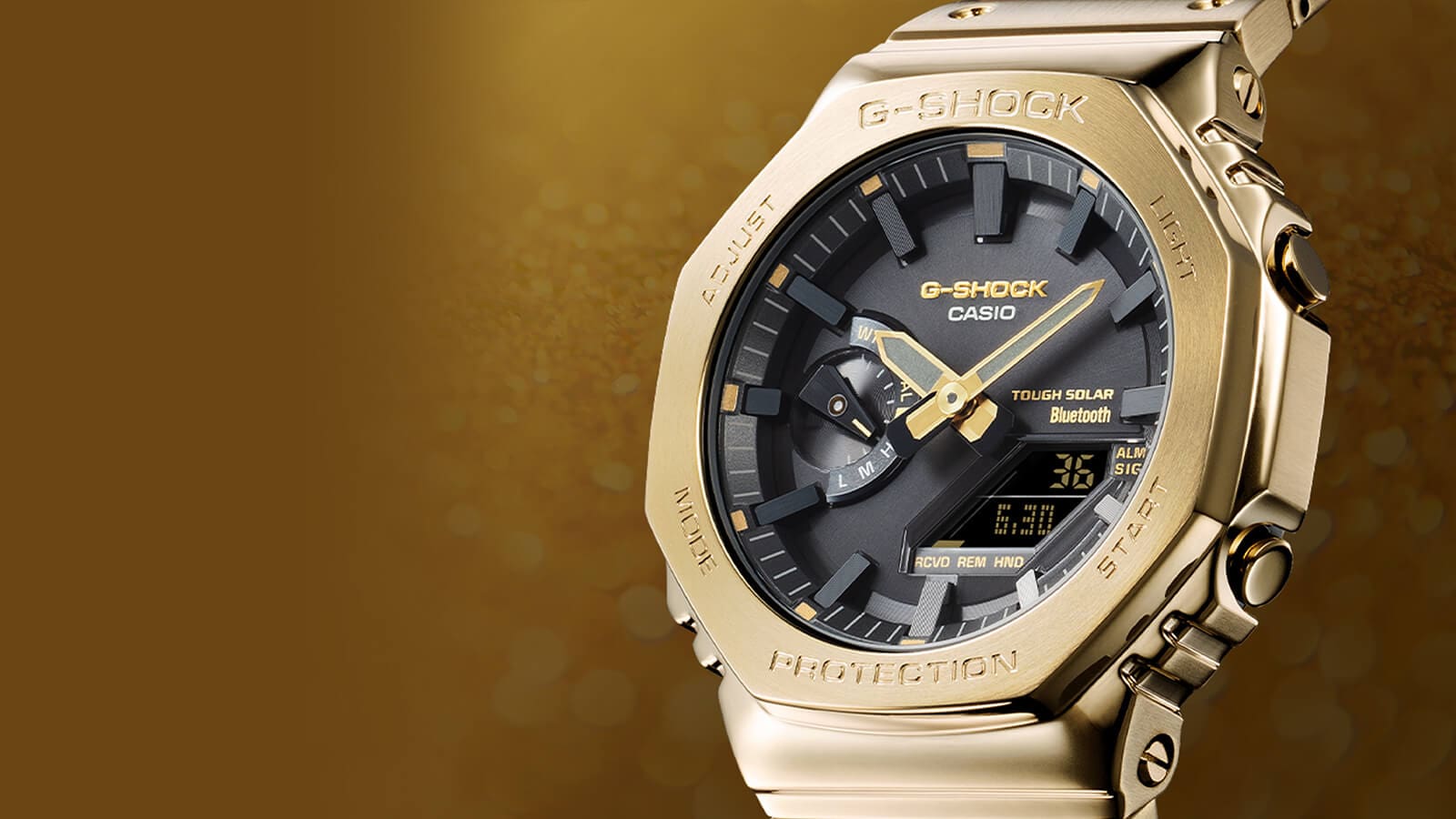  O relógio Casio G-Shock GM-B2100GD dourado em aço inoxidável com mostrador preto visto de frente num ângulo