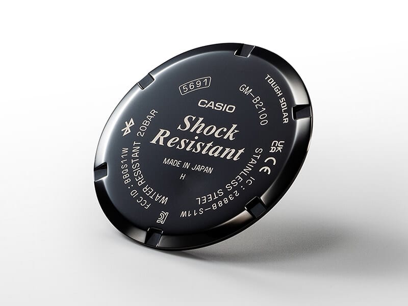 A parte de trás da caixa gravada do relógio de pulso Casio G-Shock GM-B2100GD