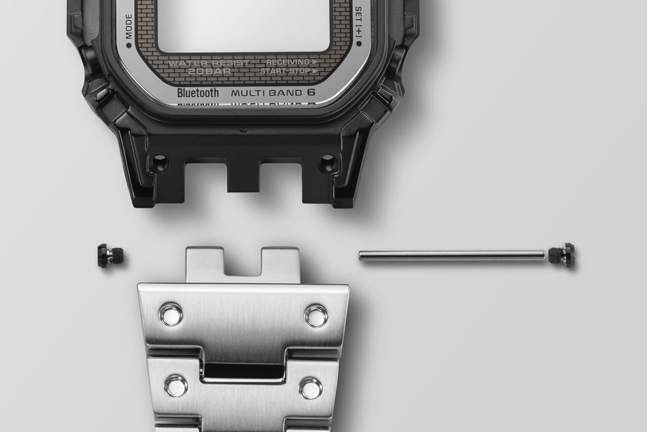 Close-up da ligação entre a caixa e a bracelete do G-Shock GMW-BZ5000