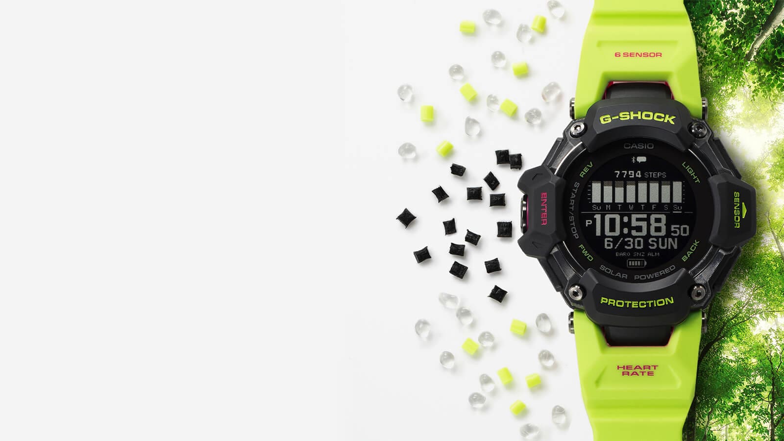  À esquerda: grânulos de plástico transparentes, pretos e amarelos sobre um fundo branco. No centro: O relógio desportivo Casio G-Shock GBD-H2000-1A9. Direita: Vista para as copas das árvores inundadas de luz.