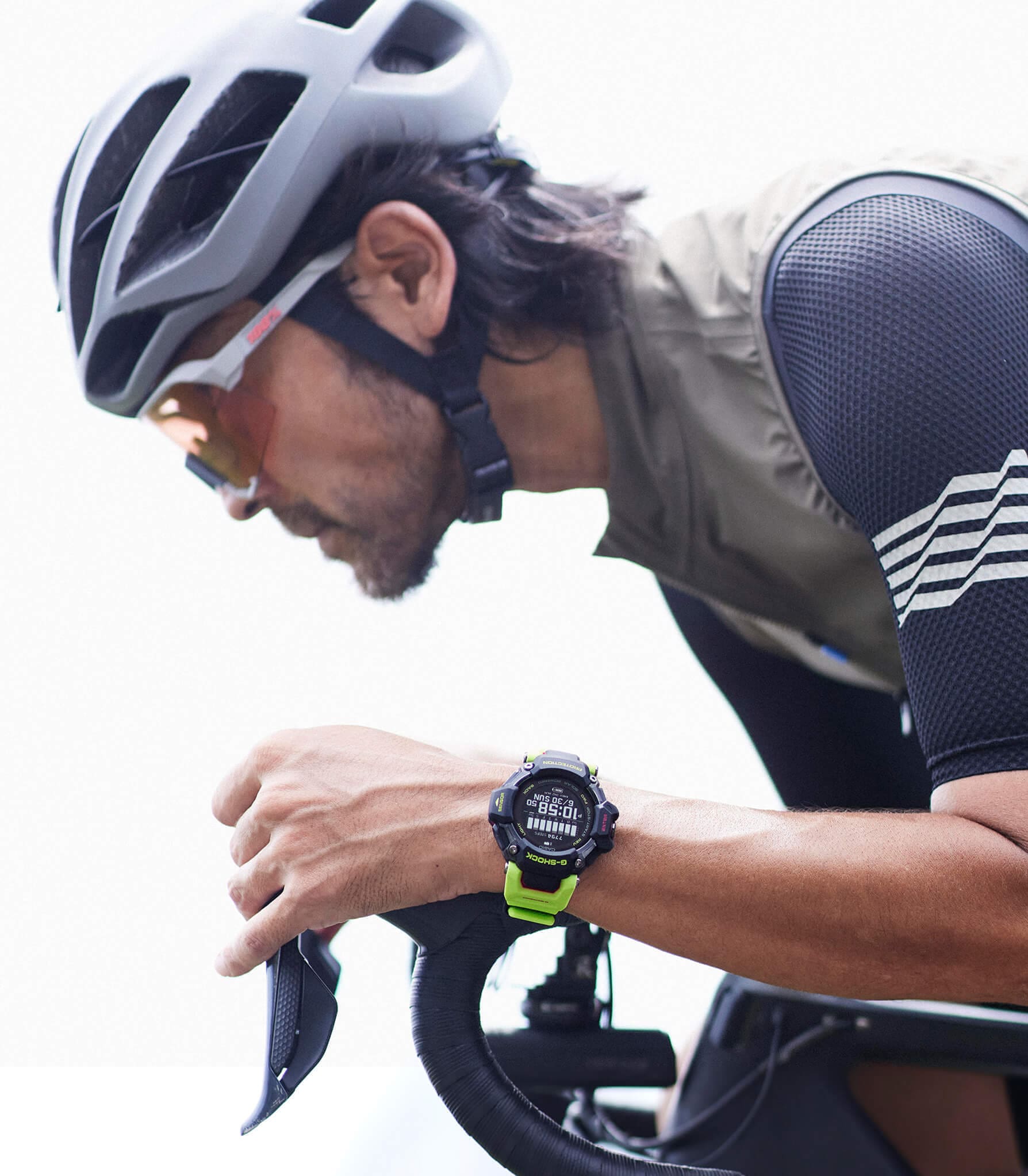 O relógio de fitness GBD-H2000-1A9 no pulso de um ciclista de corrida
