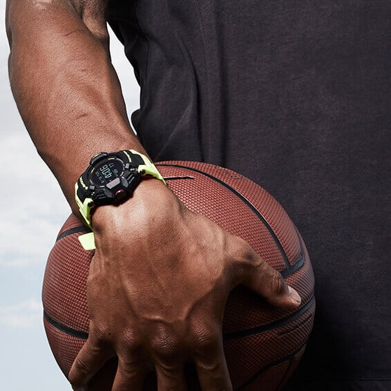 Alguém a segurar uma bola de basquetebol, com o relógio G-Shock GBD-H2000-1A9 no pulso