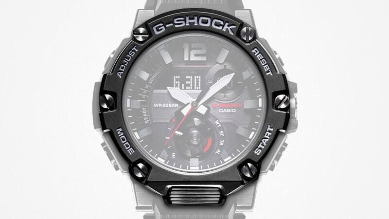 Vista em grande plano da luneta e do botão frontal de um cronógrafo Casio G-Steel GST-B300