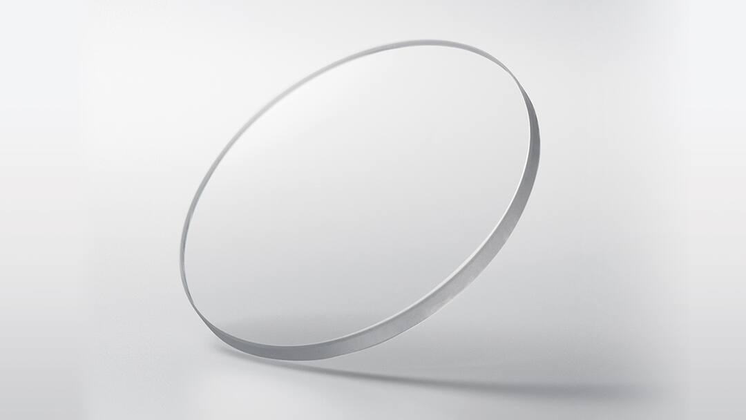 Cristal de safira altamente transparente e resistente a riscos, com um revestimento antirreflexo