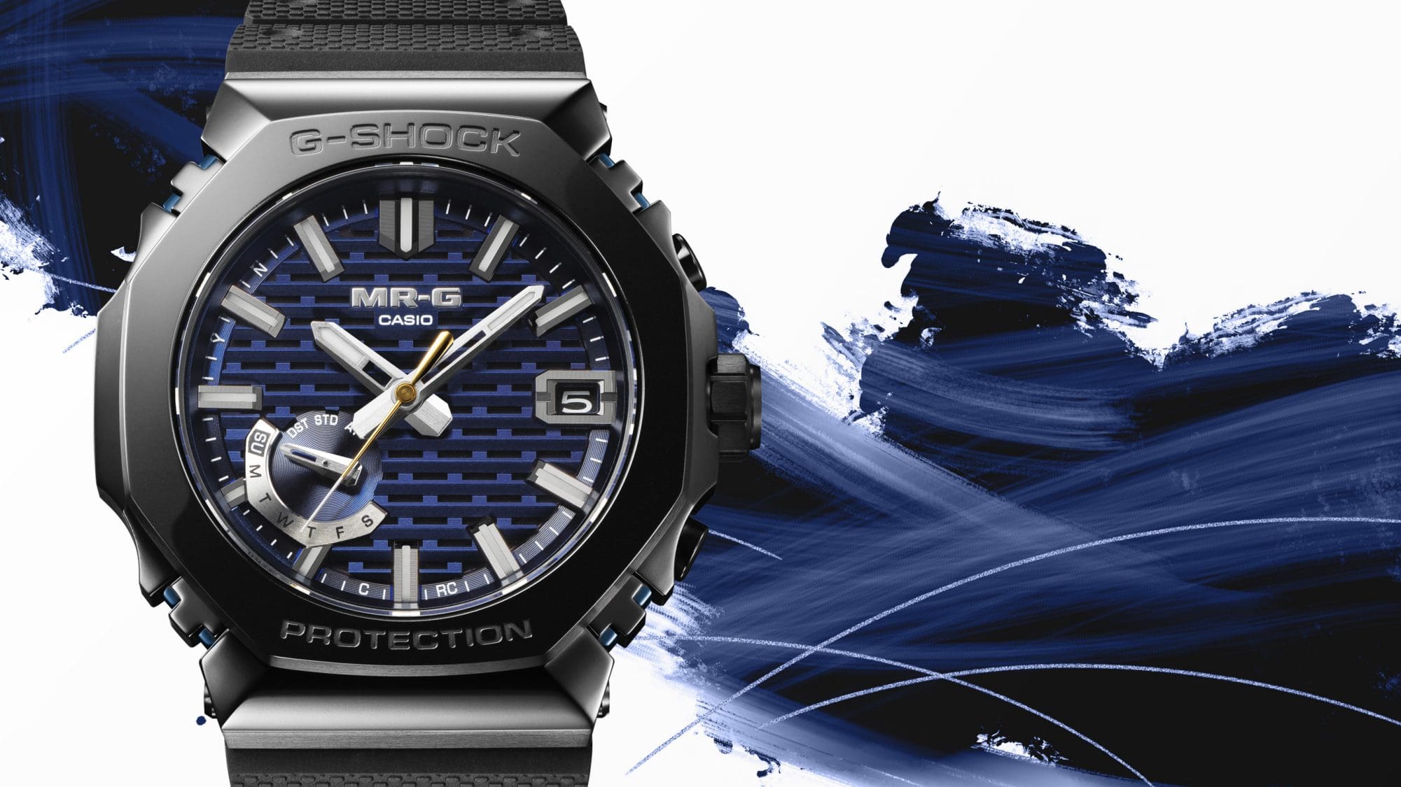 MRG-B2100R-2A Close-up do relógio de pulso G-Shock MRG-B2100R-2A diante de um padrão azul