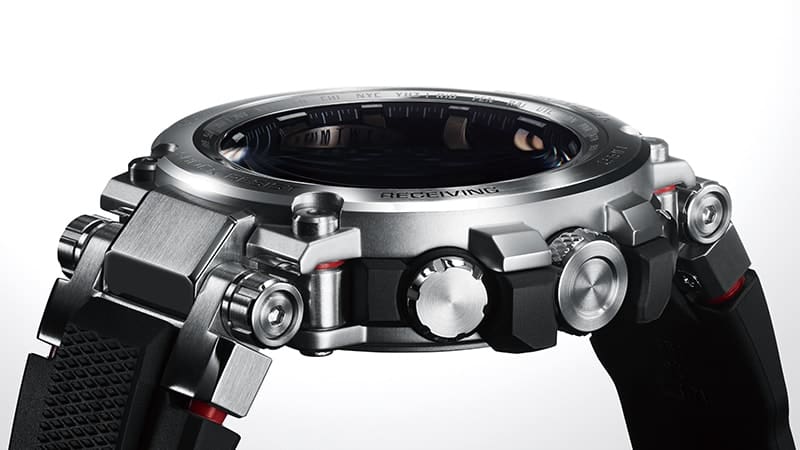 Vista lateral da caixa prateada polida do MTG-B1000