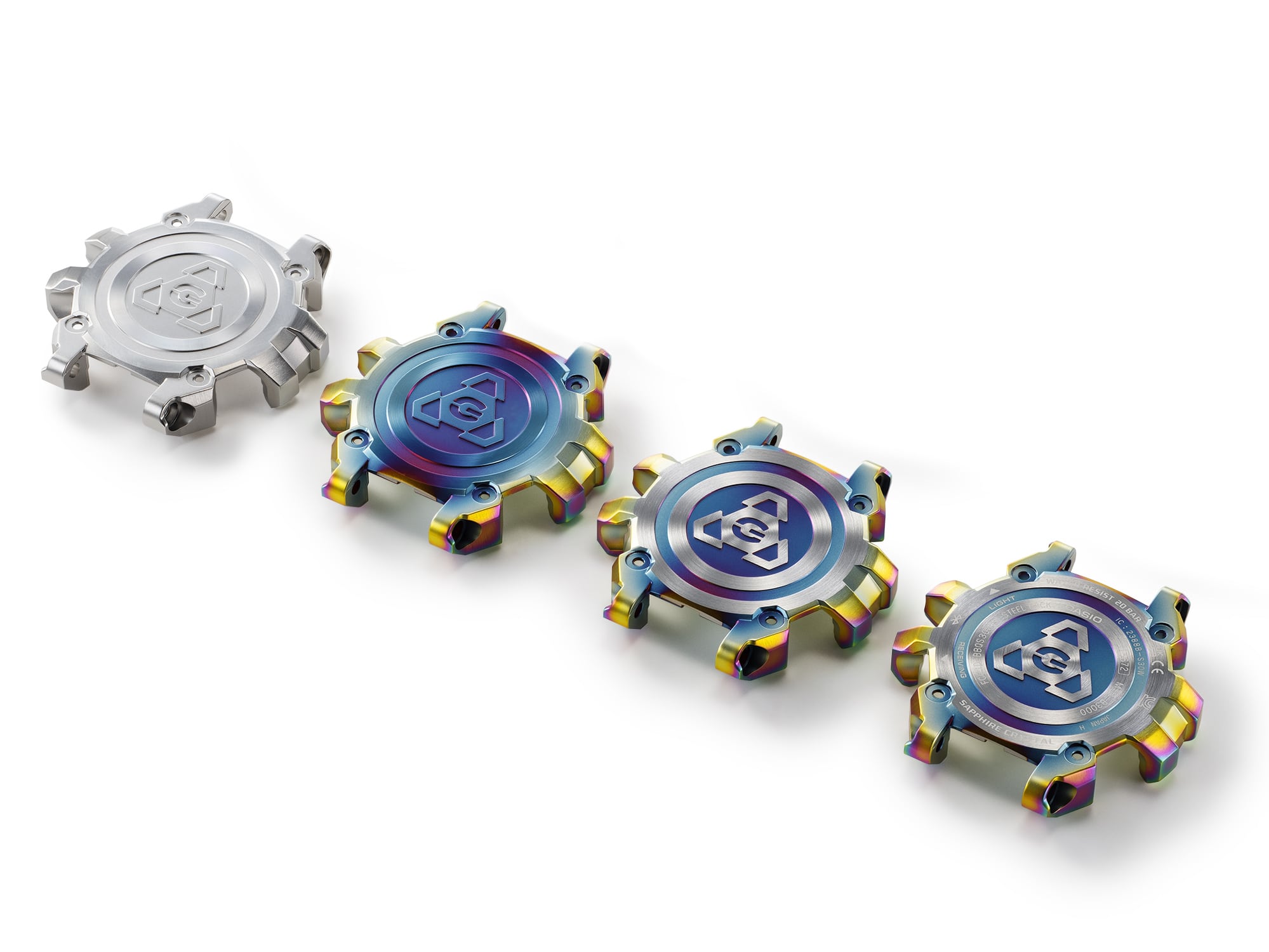 Quatro fundos da caixa metálica do MTG-B3000 lado a lado em diferentes fases de acabamento