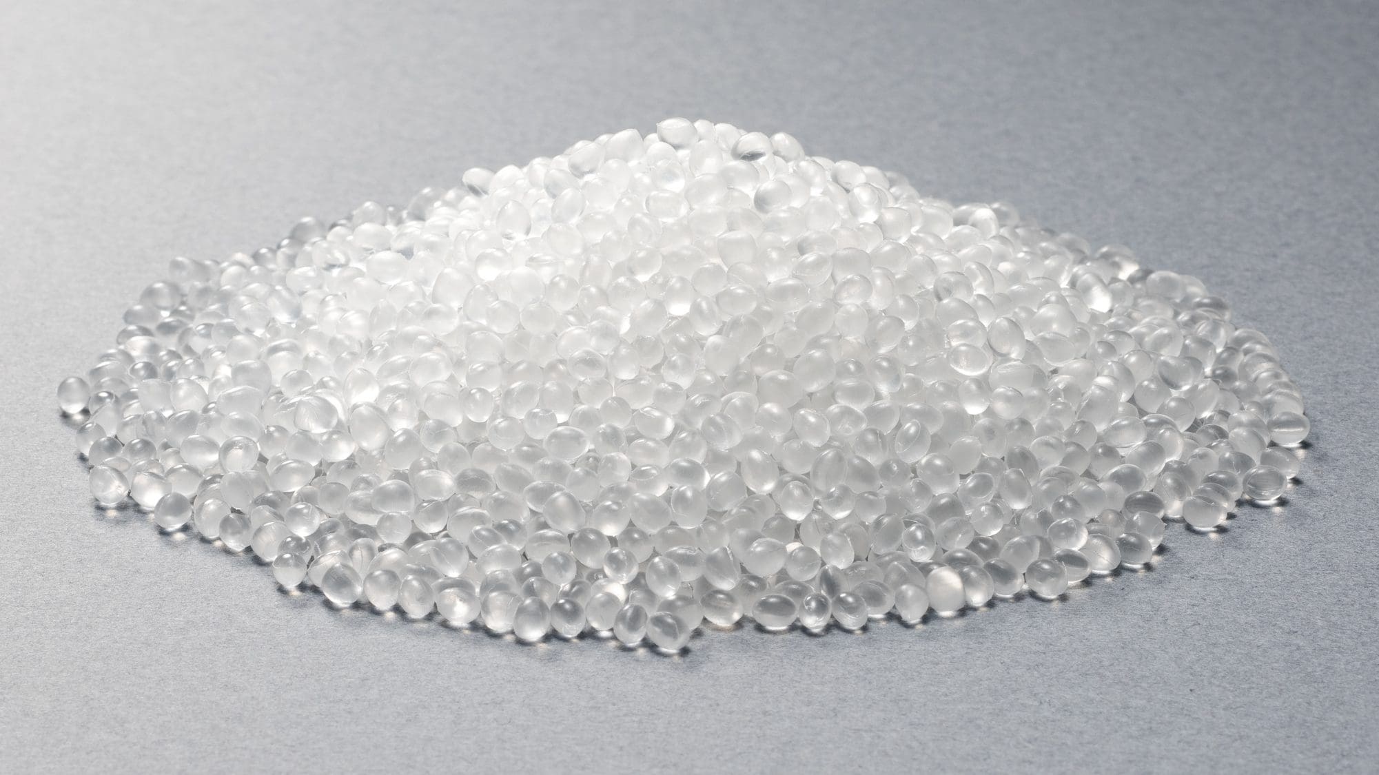 Uma pilha de grânulos de resina transparente