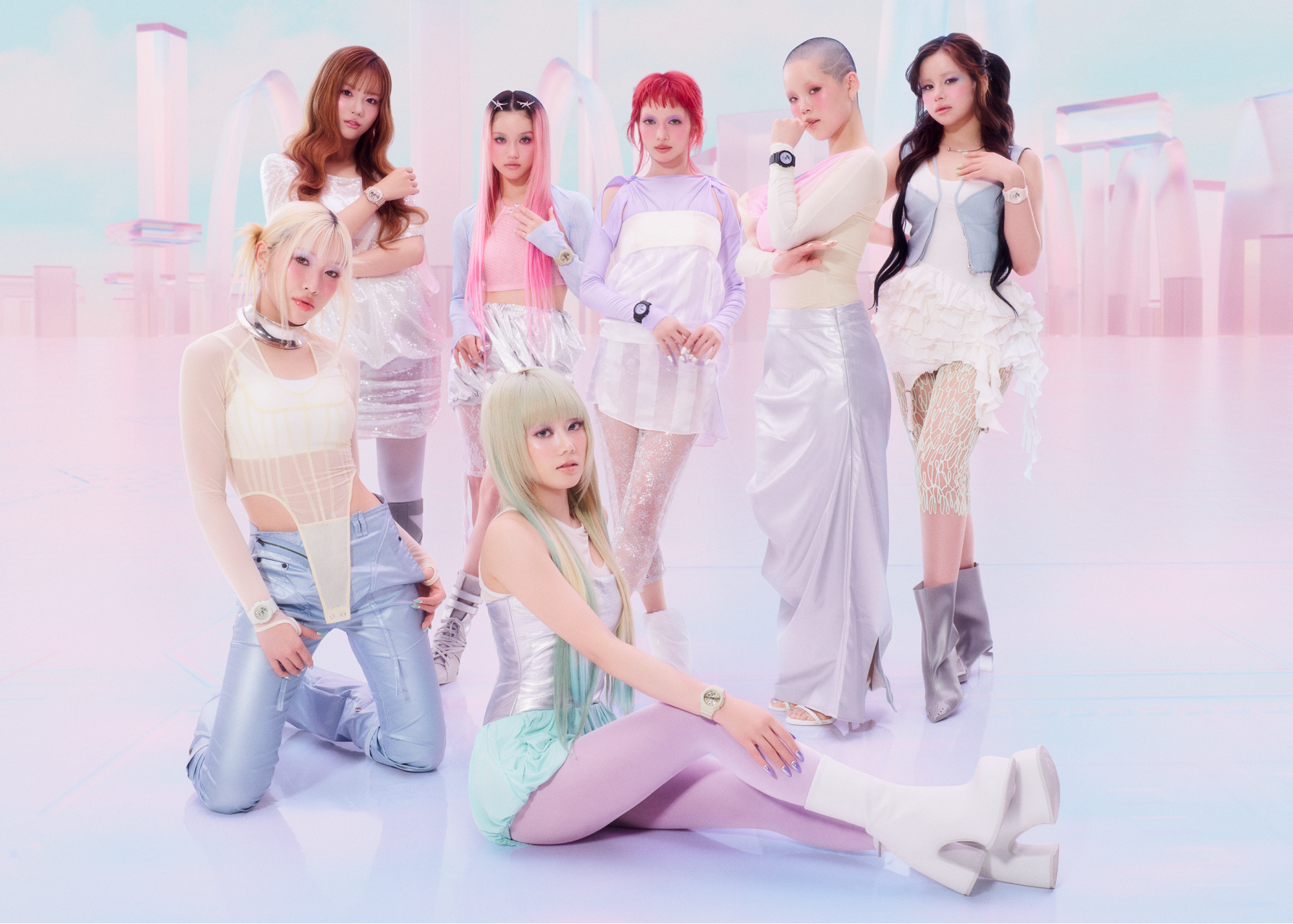 รูปภาพของสมาชิกวง XG ที่สวมใส่ G-SHOCK และชุดสีพาสเทล