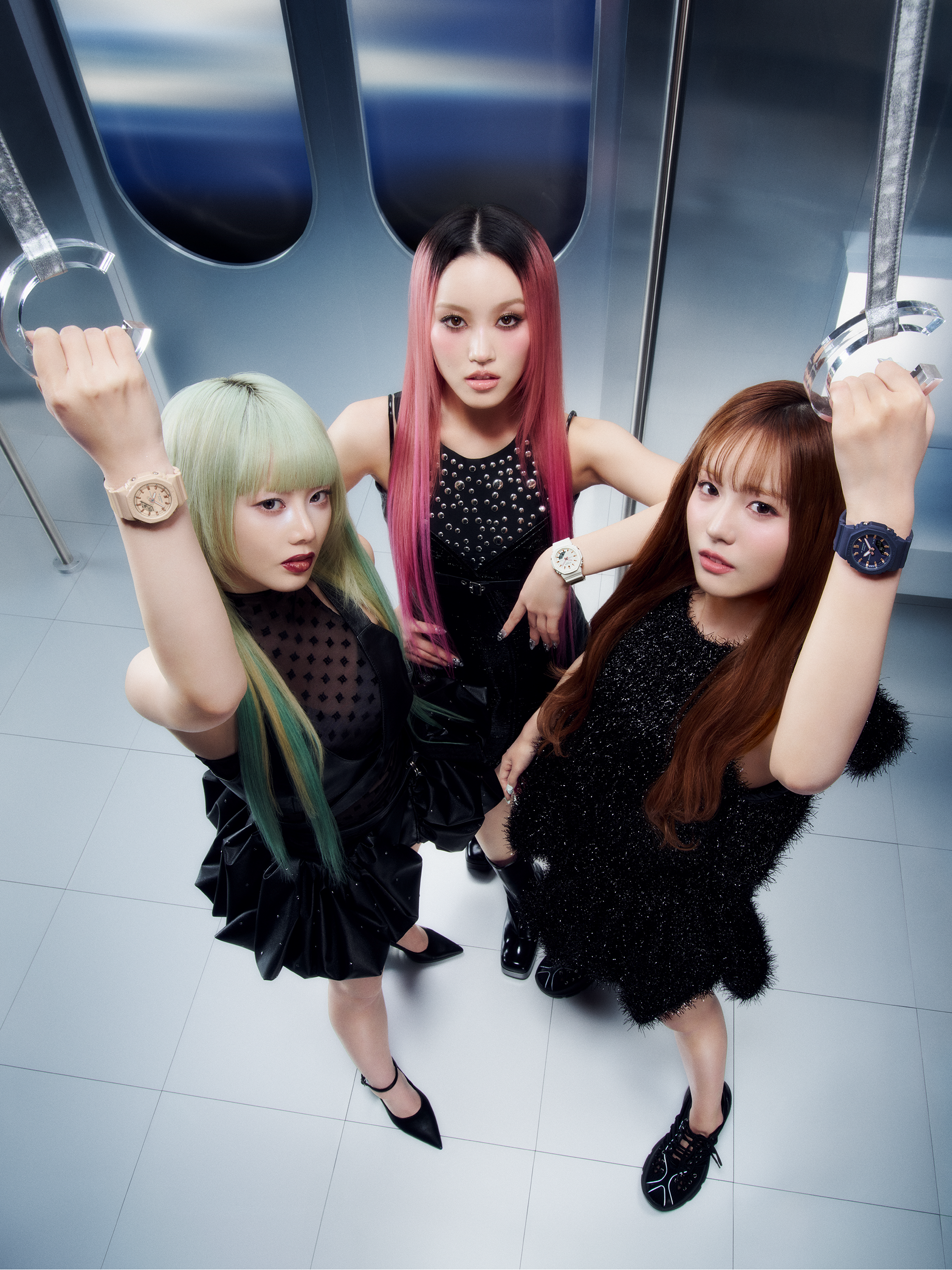 รูปภาพของ Hinata, Chisa และ Juria ที่สวมใส่ G-SHOCK และชุดสีดำในรถไฟ