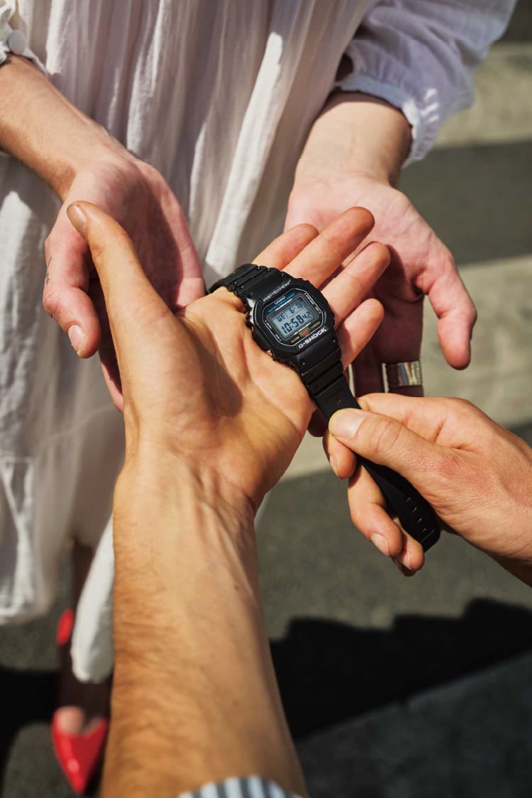 คนถือ G-SHOCK ณ ช่วงเวลาที่ดื่มด่ำกลางแจ้ง