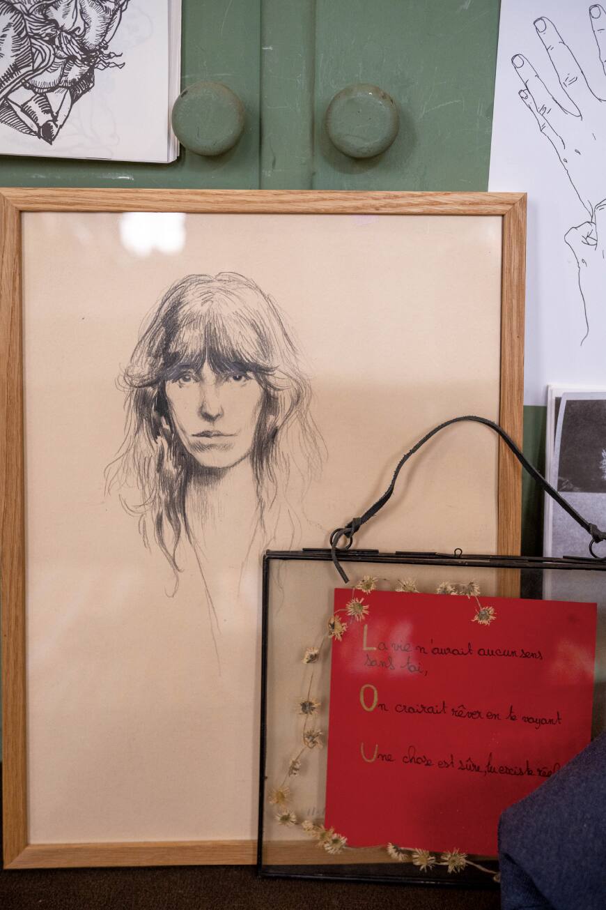 ภาพวาดที่เสร็จแล้วบนโต๊ะ