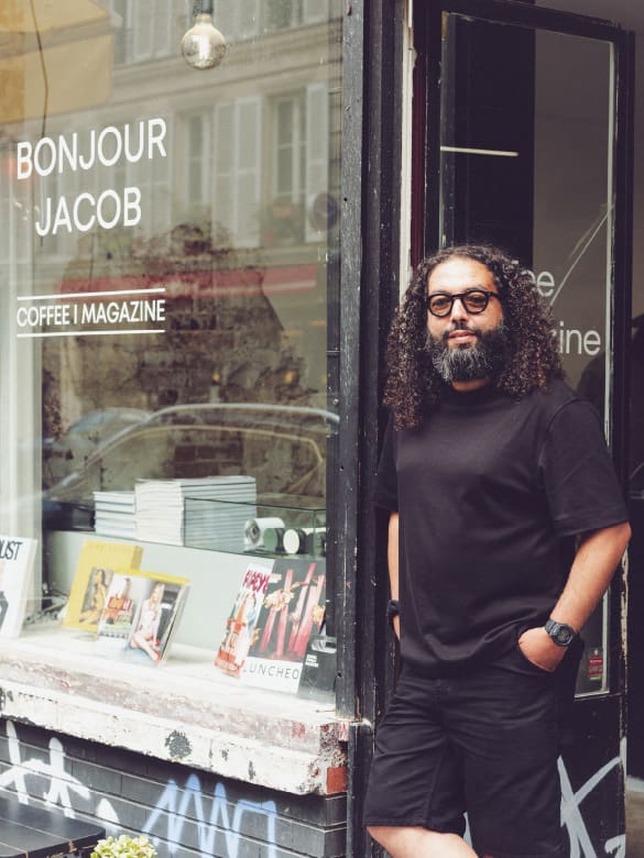 นี่คือภาพด้านนอกร้าน Bonjour Jacob ที่มีลูกค้ายืนอยู่ด้านหน้า
