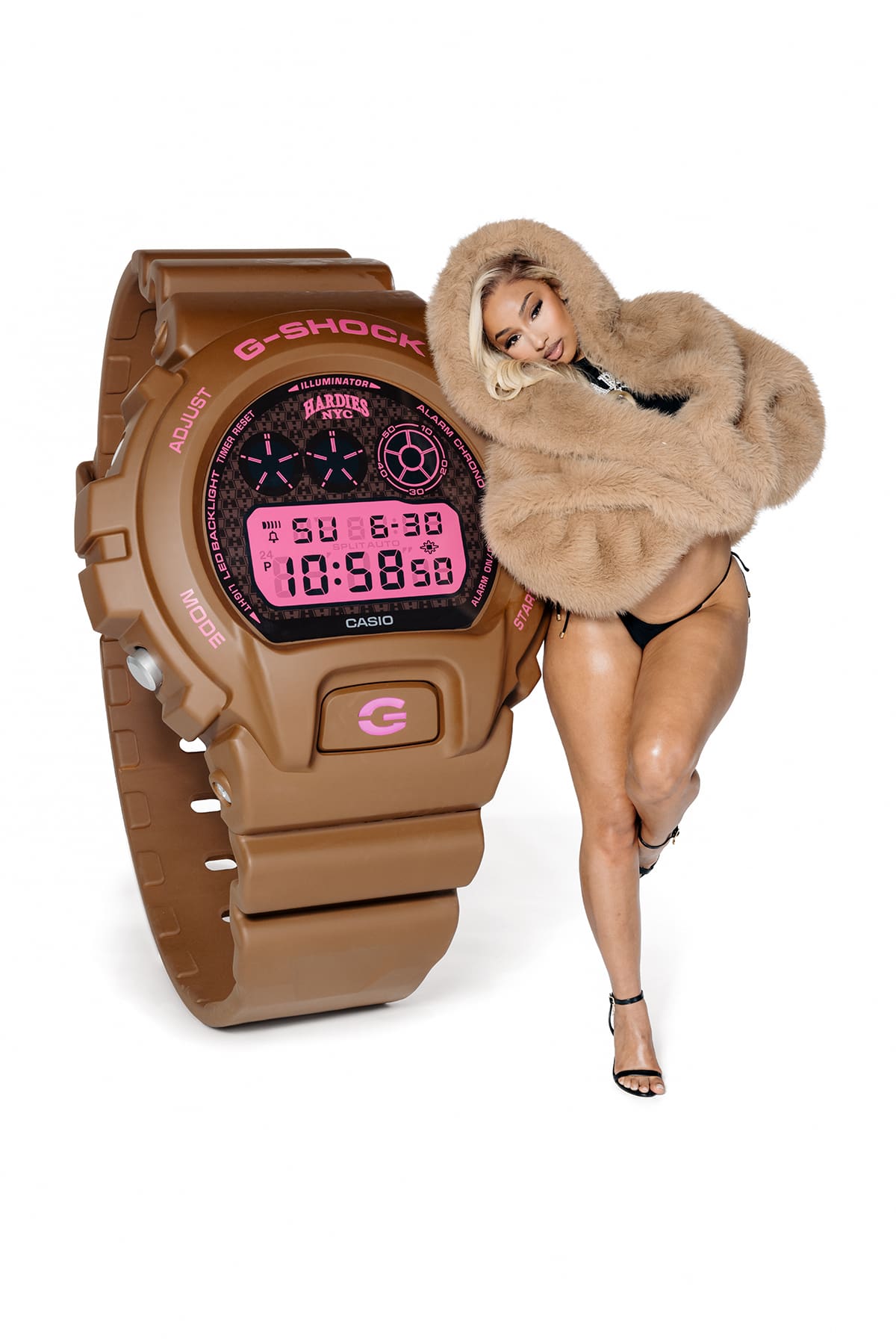 Rubi Rose โพสท่าพร้อมกับมี G-SHOCK เรือนใหญ่สีน้ำตาล