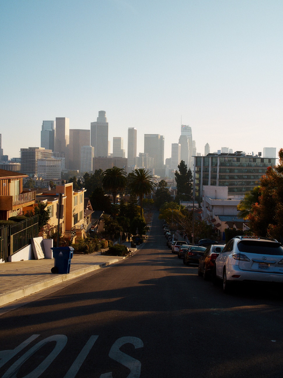 Yokuş aşağı bir sokaktan görülen Los Angeles şehir merkezinin manzarası.