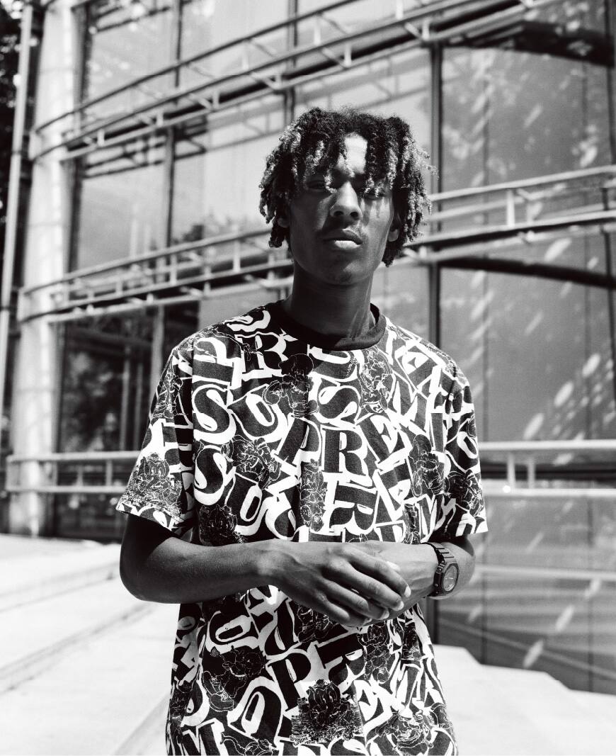 Chân dung một vận động viên trượt ván người Paris được giới thiệu trong phần phỏng vấn, thảo luận về văn hóa giới trẻ và sự sáng tạo.