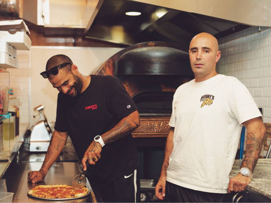 Đây là ảnh chụp các đầu bếp đang chuẩn bị pizza bên trong bếp của Sonny’s Pizza ở Paris.